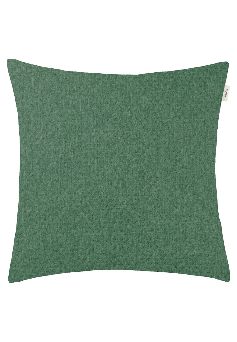 Grön texturerad kudde med ett subtilt geometriskt mönster. Rektangulär form, mjukt tyg, noggrant avslutade kanter och en liten varumärkesetikett på sidan.