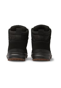 Botas negras de tobillo con parte superior de tela texturizada, cuello acolchado y suela de goma. Destacada tira en la parte trasera para facilitar su colocación.
