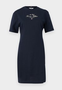 Mornarska pamučna haljina s kratkim rukavima. Sadrži bijeli izvezeni tekst "New York Tommy Hilfiger" na prednjem dijelu i detalj loga na rukavu.
