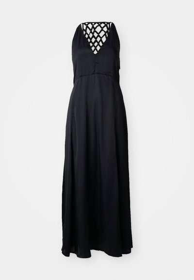 Melna maksi kleita ar V veida kakla izgriezumu un krusteniskām siksnām aizmugurē. Viegls audums, plūstoša silueta un līdz potītēm garums.
