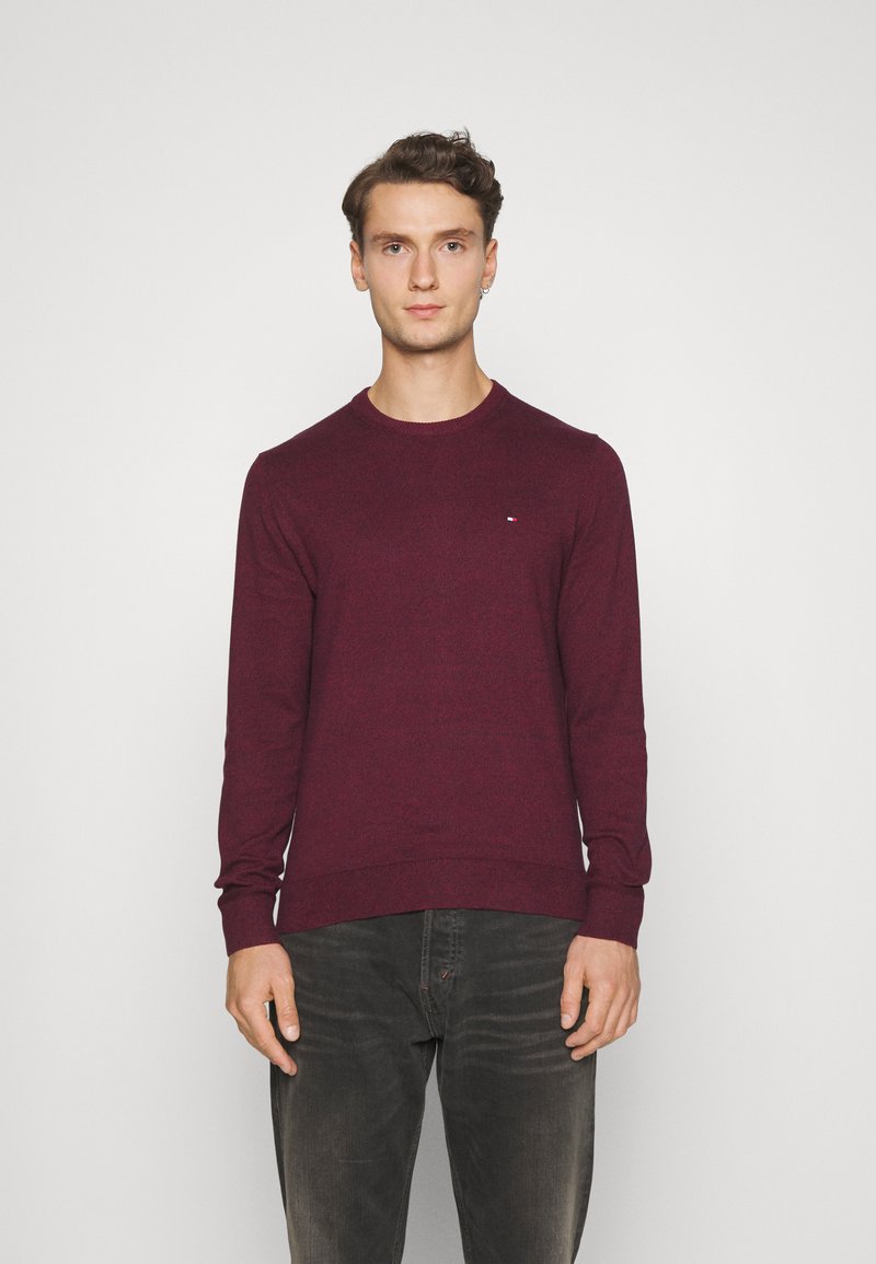 Tommy Hilfiger - PIMA ORG CREW NECK - Stickad tröja - rouge/desert sky mouline, Förstora