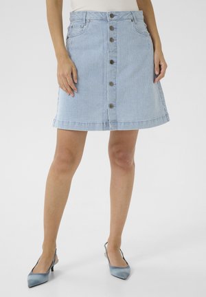 Jeansrock in Hellblau mit weißen vertikalen Streifen, A-Linien-Form, mit vorderem Knopfverschluss, Seitentaschen und einem leicht fransigen Saum.