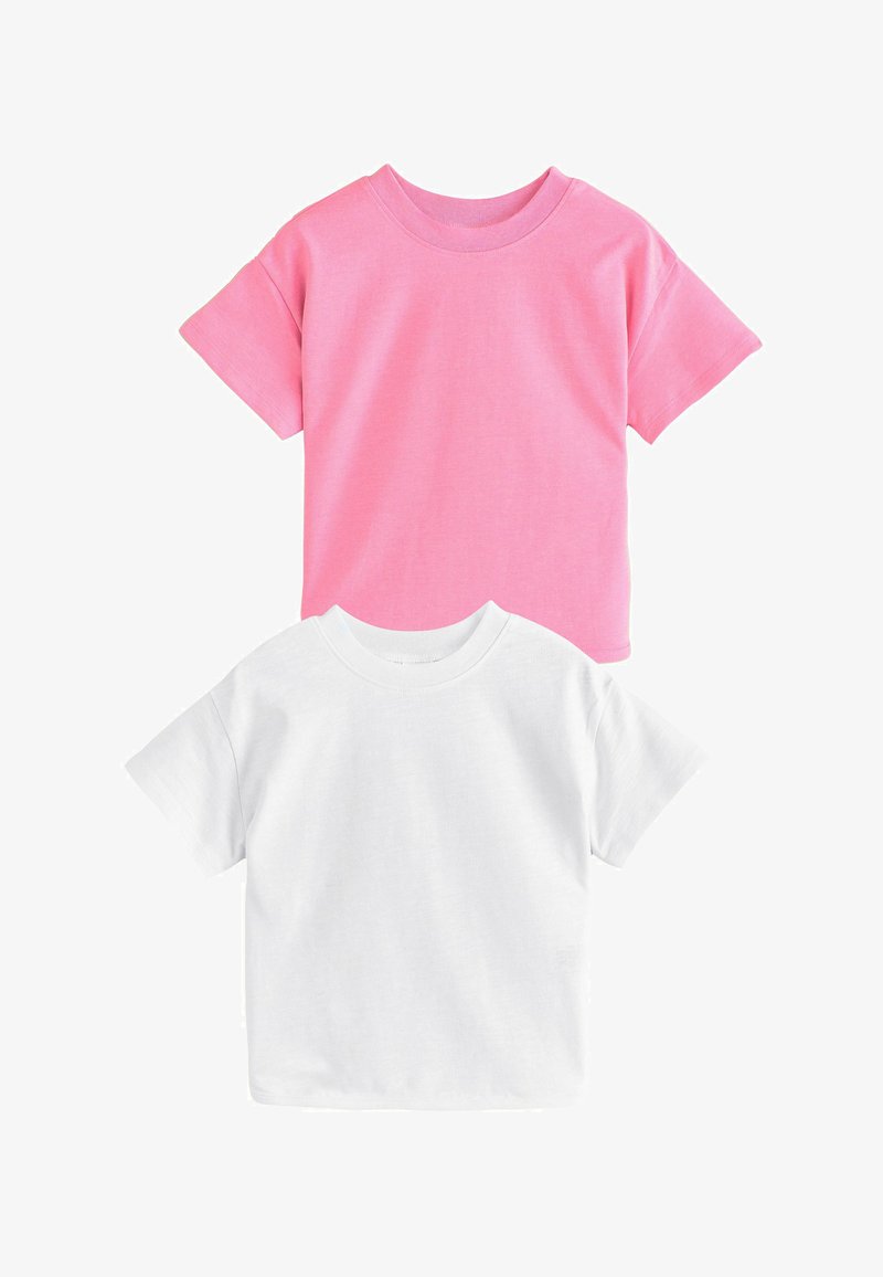 Zwei schlichte kurzärmelige Baumwoll-T-Shirts, eines pink und eines weiß, flach auf einem weißen Hintergrund dargestellt.