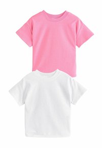Due magliette a maniche corte: una rosa e una bianca. Entrambe sono realizzate in cotone, presentano un classico scollo rotondo e hanno una texture liscia.