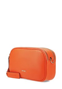 Orangefarbene Leder-Umhängetasche mit strukturiertem Finish, Doppelreißverschluss und Logodetail. Verfügt über einen abnehmbaren Riemen und Metallelemente.