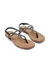 Sandalias negras de tiras con un acento metálico decorativo, que cuentan con una plantilla suave de color tan y una suela plana, diseñadas para la comodidad y el uso casual.