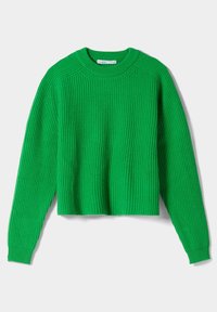 Zelený žebrovaný svetr s kulatým výstřihem, dlouhými rukávy a krátkým střihem. Výrazná struktura a jemné švy na ramenou.