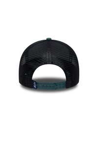 Μαύρο καπέλο μπέιζμπολ από δίχτυ με στρογγυλεμένο σχήμα. Διαθέτει τυρκουάζ πλαστικό ρυθμιστή και μια μικρή ετικέτα στο πίσω μέρος. Υφή επιφάνειας και οπές αερισμού.