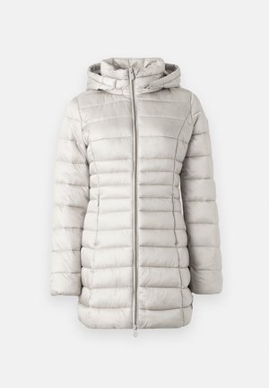 Gai pelēks pūkains mētelis ar horizontālām šuvēm, kapuci un priekšējo rāvējslēdzēju. Gluda tekstūra ar nedaudz spīdīgu apdari.