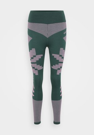 Grønne leggings med rosa geometriske mønstre, stripete midjebånd og teksturerte detaljer. Laget av elastisk, pustende materiale.