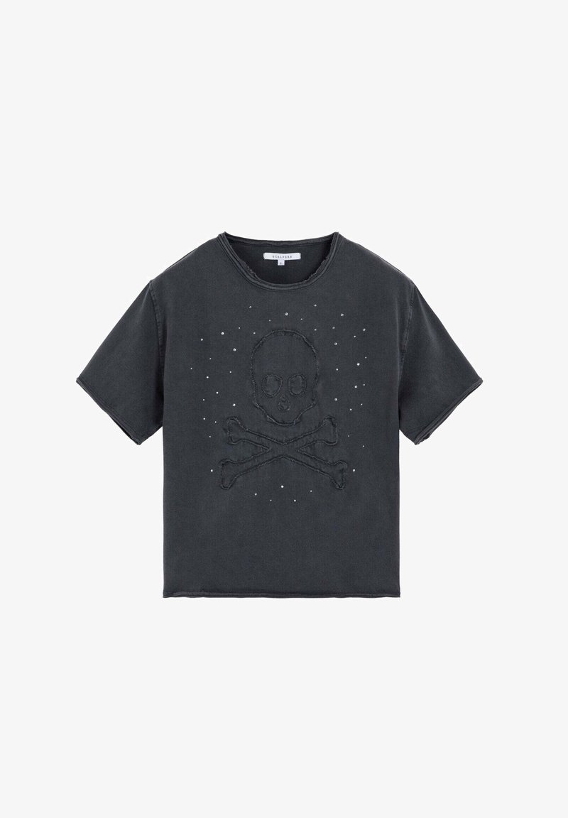 Camiseta negra de manga corta con un diseño en relieve de calavera y huesos cruzados, adornada con pequeños remaches plateados. Bajo y escote desgastados.