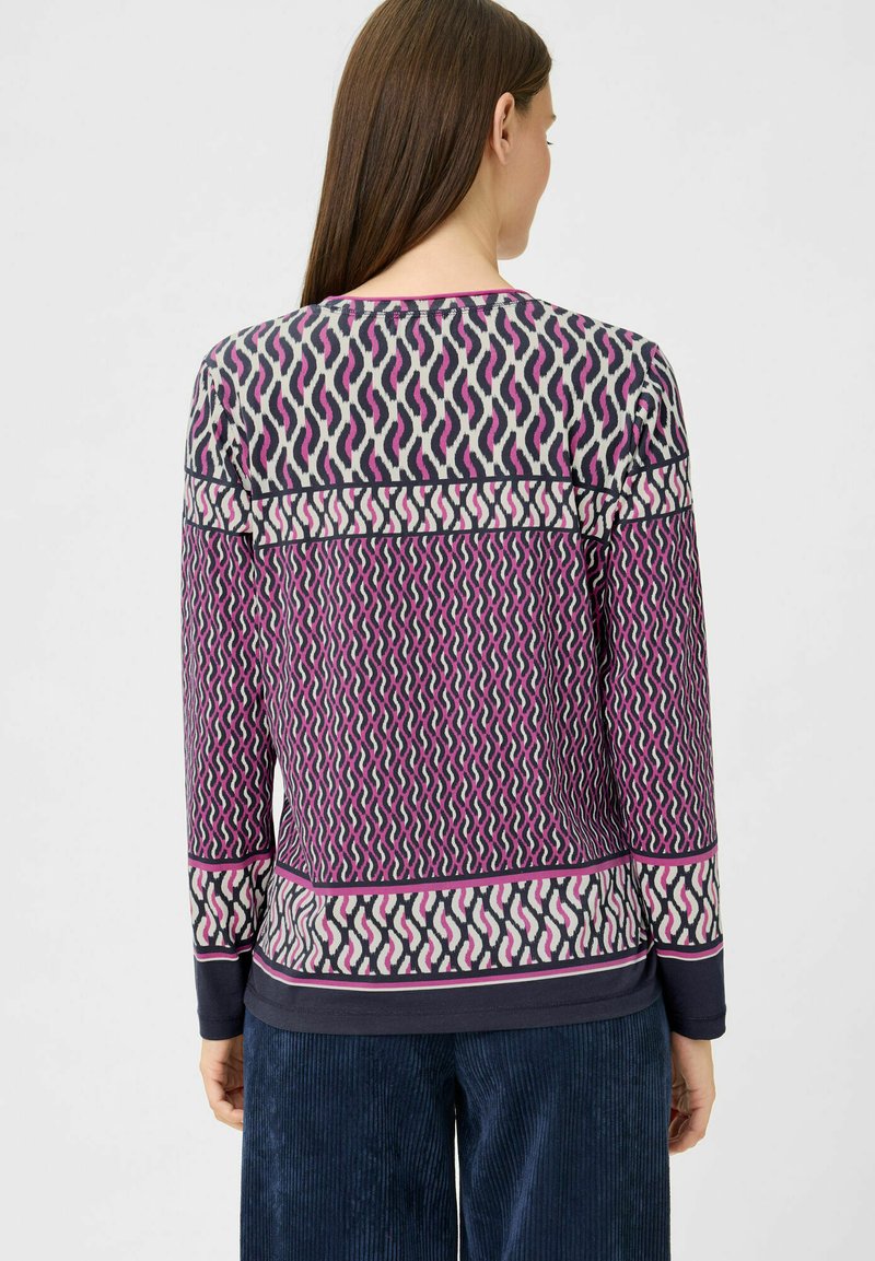 Trui met een multi-kleurig, golvend patroon in tinten roze, marineblauw en creme. Lange mouwen en een ronde hals met contrasterende banden.