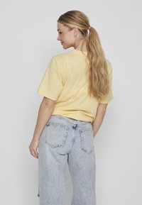 VILA BOXY  - T-shirt basic - golden haze