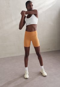 Nebbia HIGH WAISTED BIKER SHORTS - Pajkice - orange
