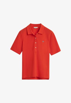 Polo de manga corta en algodón de color naranja brillante, con un cuello clásico, tapeta de tres botones y un pequeño detalle del logo azul.
