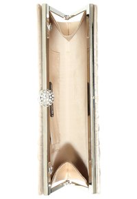 Prostokątna beżowa satynowa kopertówka, otwarta z okrągłym zapięciem ozdobionym biżuterią oraz wewnętrzną kieszonką wzdłuż ramki.