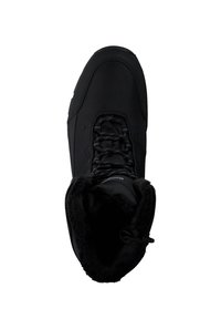 Stivale impermeabile nero con parte superiore texturizzata, chiusura con lacci, collo foderato in pelliccia e punta rinforzata. Progettato per condizioni climatiche fredde.