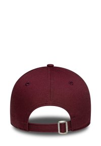 Kastanienbraune Baseballkappe mit strukturiertem Design, glattem Stoff und verstellbarem Metallverschluss auf der Rückseite. Keine Logos oder Muster sichtbar.