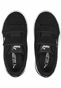 Chaussures en suède noir avec des bandes auto-agrippantes, semelles en caoutchouc blanc et doublure en mesh. Présente un détail de logo et "SOFTFOAM" imprimé à l'intérieur.