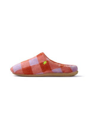 Zapatilla suave y sin cierre con un patrón de cuadros naranja y rosa y un pequeño emblema de pez verde en el lateral, suela plana beige.