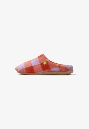 Zapatilla suave y sin cierre con un patrón de cuadros naranja y rosa y un pequeño emblema de pez verde en el lateral, suela plana beige.