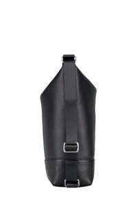 Sac en cuir noir avec une surface texturée, doté d'une large bandoulière et de ferrures métalliques, se rétrécissant légèrement vers le bas.