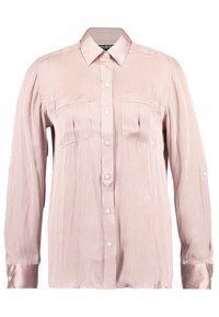 Ljusrosa blus med knäppning framtill, långa ärmar, två bröstfickor, slät silkesliknande textur och subtila veckdetaljer.