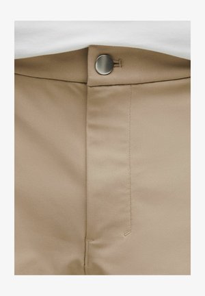 Béžové kalhoty z látky s rovnou přední částí, zapínáním na knoflíky a švy po stranách. Hladká textura s minimálním zdobením.