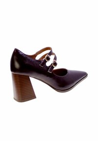 Scarpa con tacco di colore bordeaux scuro da donna con punta affilata, due cinturini alla caviglia e fibbie dorate. Presenta un tacco a blocco marrone texturizzato.
