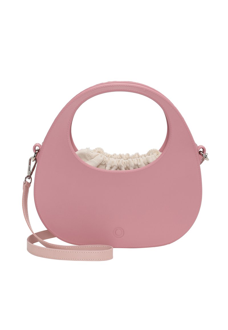 Vaaleanpunainen keinonahkabag, jossa on pyöreä muotoilu, suuri pyöreä kahva ja näkyvissä oleva vaaleanbeige kangaspussi, joka on sidottu nyöreillä sisällä.