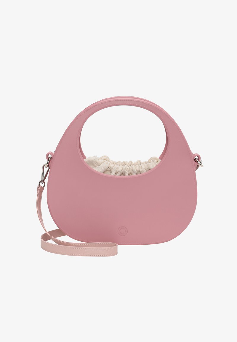 Vaaleanpunainen keinonahkabag, jossa on pyöreä muotoilu, suuri pyöreä kahva ja näkyvissä oleva vaaleanbeige kangaspussi, joka on sidottu nyöreillä sisällä.