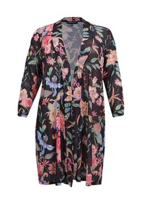 Bloemenkimono van lichtgewicht zwarte stof, met levendige roze en blauwe bloemen en vogels, een open voorkant en driekwart mouwen.