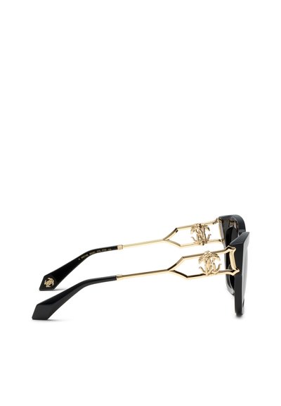 Lunettes de soleil noires avec branches géométriques dorées présentant des logos doubles-C entrelacés et des embouts incurvés noirs.