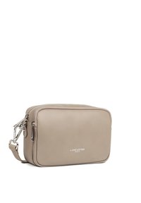 Borsa a tracolla in pelle beige di forma rettangolare, con hardware argentato, chiusura con zip e accentuazione del logo. Include una tracolla regolabile.