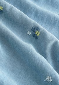 REGULAR FIT - FLORAL EMBROIDERED - Maksi garuma kleita - mid blue