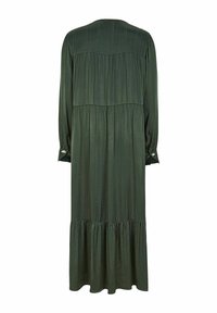 Robe longue vert foncé en tissu lisse, avec une jupe à volants et des manches longues avec des poignets boutonnés, présentant des rayures verticales.