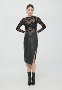 Terranova CON MOTIVO FLOREALE - Maglietta a manica lunga - nero