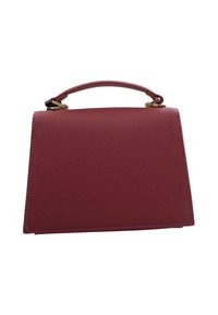 Borsa rossa strutturata con una forma rigida, superficie testurizzata e un manico corto; presenta accessori in tono oro e un design pulito e minimalista.