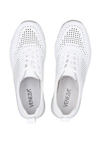 Weiße perforierte Sneaker mit einem glatten Obermaterial aus Synthetik, Schnürdesign, gepolstertem Schaft und strukturiertem Sohlen für besseren Halt. Markenlogo sichtbar im Inneren.