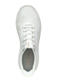 Zapatilla deportiva blanca con una parte superior de malla transpirable, punta redonda y suela resistente. Presenta cordones y sutiles acentos dorados en la lengüeta.