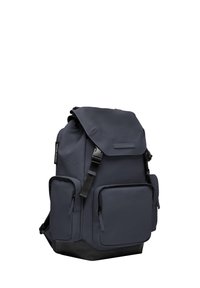 Sac à dos bleu foncé avec un design à enroulement, doté de deux poches zippées à l'avant, de bretelles réglables et d'un fond noir uni.