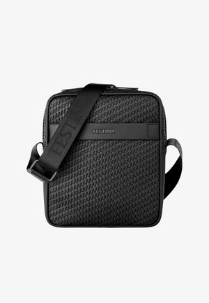 Musta teksturoidu olkalaukku, jossa säädettävä hihna ja metallinen "Festina"-logo etuosan suorakulmaisessa paneelissa.