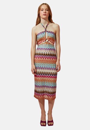 Bunt gestricktes Kleid mit Zickzackmuster, Neckholder-Design, Ausschnitt an der Taille und knielanger Länge.