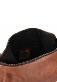 Sac en cuir marron avec une ouverture zippée, doté d'un intérieur en tissu noir et d'une petite étiquette en cuir arborant un emblème d'ancre.