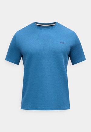 Blå teksturert T-skjorte med kort erme og rund hals, med liten brodert "BOSS"-logo på venstre bryst, vist på en hvit bakgrunn.