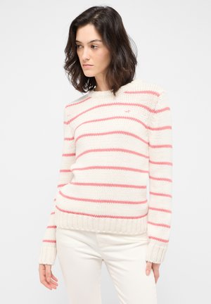 Sweter w kolorze off-white z poziomymi różowymi paskami, okrągłym dekoltem, ściągaczami przy mankietach i dole. Teksturowany materiał, luźny krój, casualowy design.