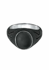 Anello in metallo nero con texture, dotato di un grande centro in pietra opaca nera. Accenti argento incorniciano la pietra, creando un contrasto.