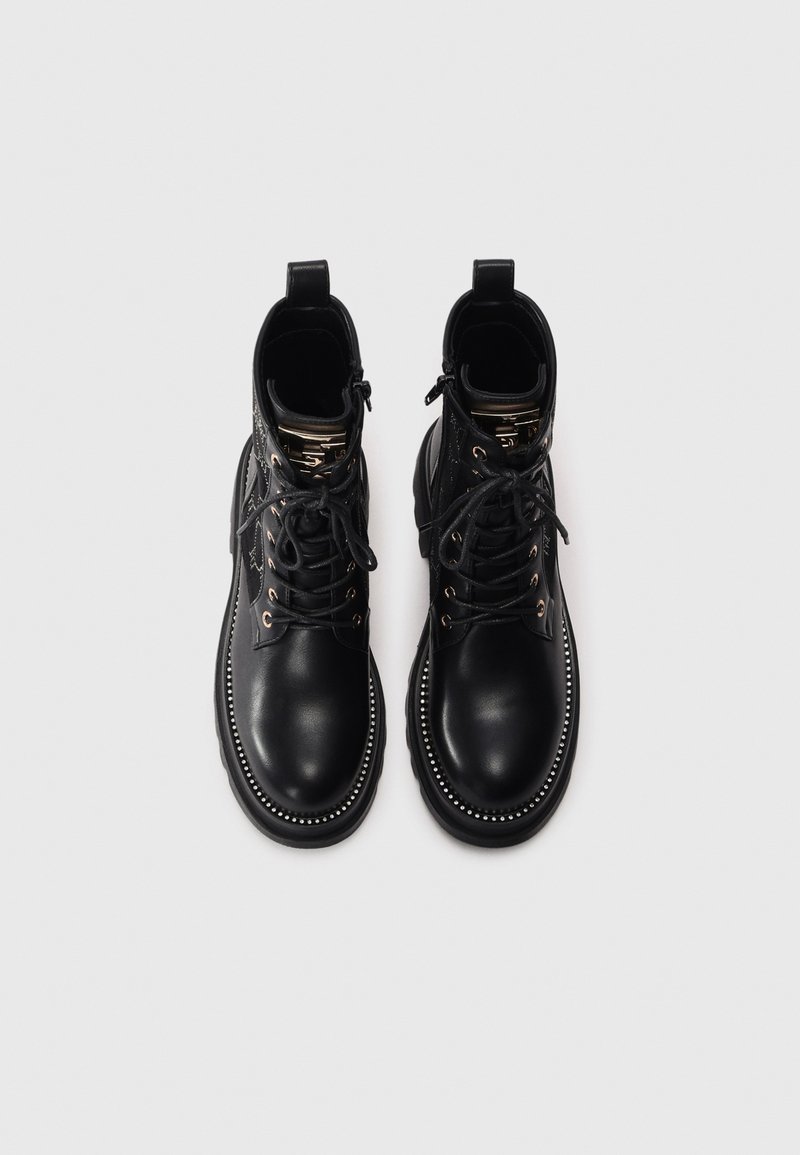 Zwarte leren enkelboots met een ronde neus, vetersluiting aan de voorkant, gouden hardware-accenten en gestylde details langs de zool. Gladde, gestructureerde afwerking.