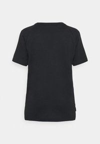 Camiseta de algodón negra con mangas raglán cortas, un cuello redondo sencillo y un corte recto. Textura suave, sin patrones ni adornos.