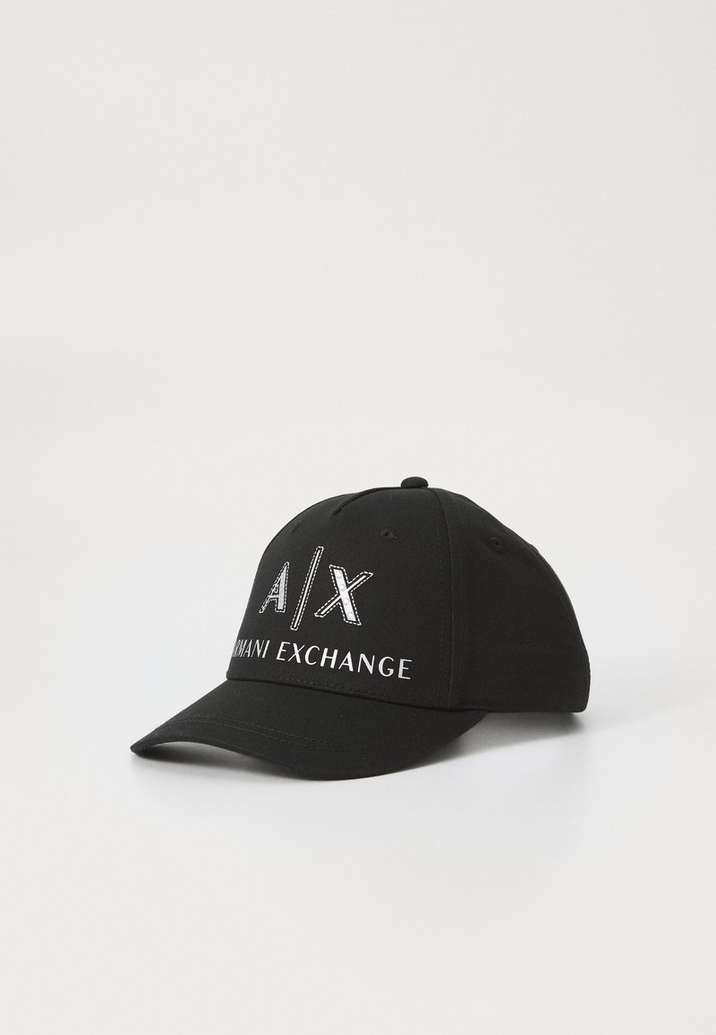 Juodas medvilninis kepurė su kreivomis skydeliais. Priekyje yra "A/X" logotipas ir "Armani Exchange" tekstas baltos ir sidabrinės siuvinėjimo spalvomis.